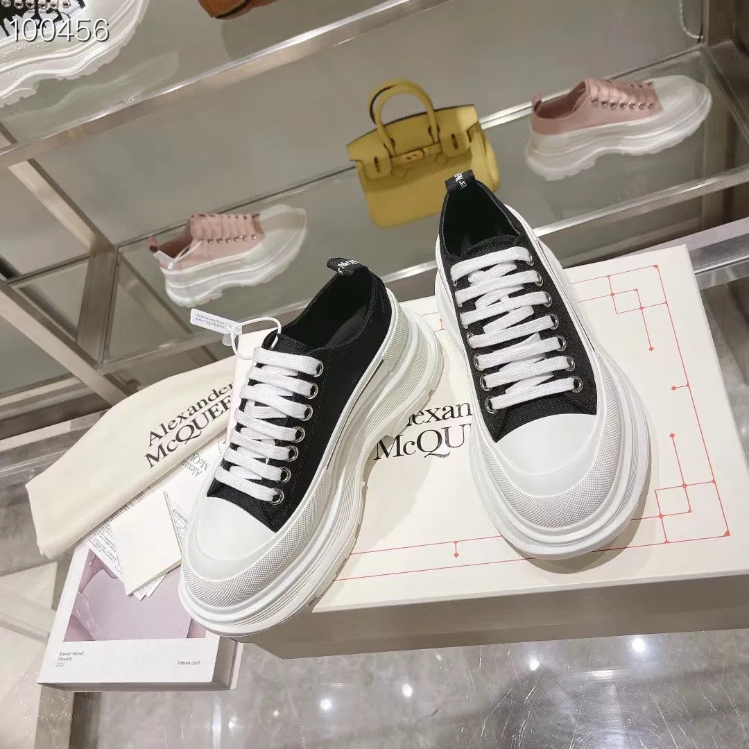 👟👟Ex-factory price 580👟👟 The latest version of Alexander McQueen's men's and women's couple's model is a hot item👑Purchase version original version 1:1 Fabric: Original imported waterproof canvas Lining: Imported water-resistant sheepskin, strong, stain-resistant and breathable. Insole: Imported silk lining Outsole: TPU multi-layer original combination sole (not the ordinary sole on the market) Packaging: Comes with original shoe box, cloth bag, certificate card Code number: 34-45